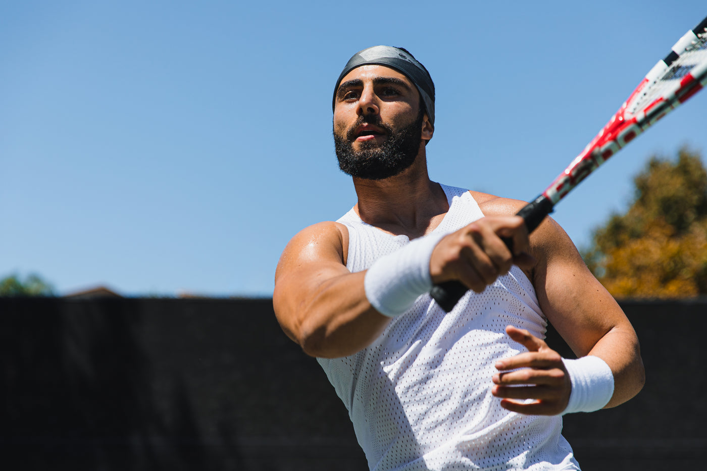 Tennis player with Suddora headbands and wristbands
